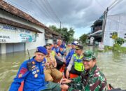 Gunakan Perahu, Polresta Pati Distribusikan Bantuan ke Desa Terdampak Banjir Juwana