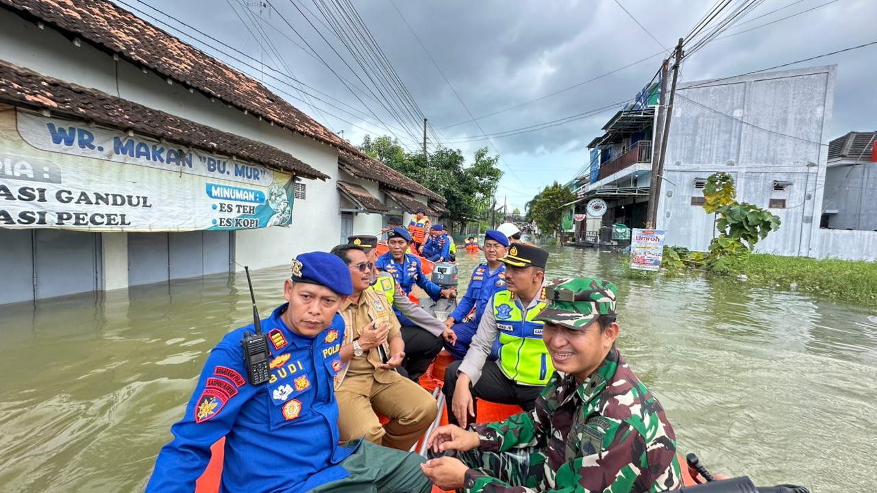 Polresta Pati bersama Forum Koordinasi Pimpinan Kecamatan (Forkopimcam) Juwana melakukan pemantauan distribusi logistik sekaligus mengecek kesiapan dapur umum bagi warga terdampak banjir di Kecamatan Juwana, Kabupaten Pati.
