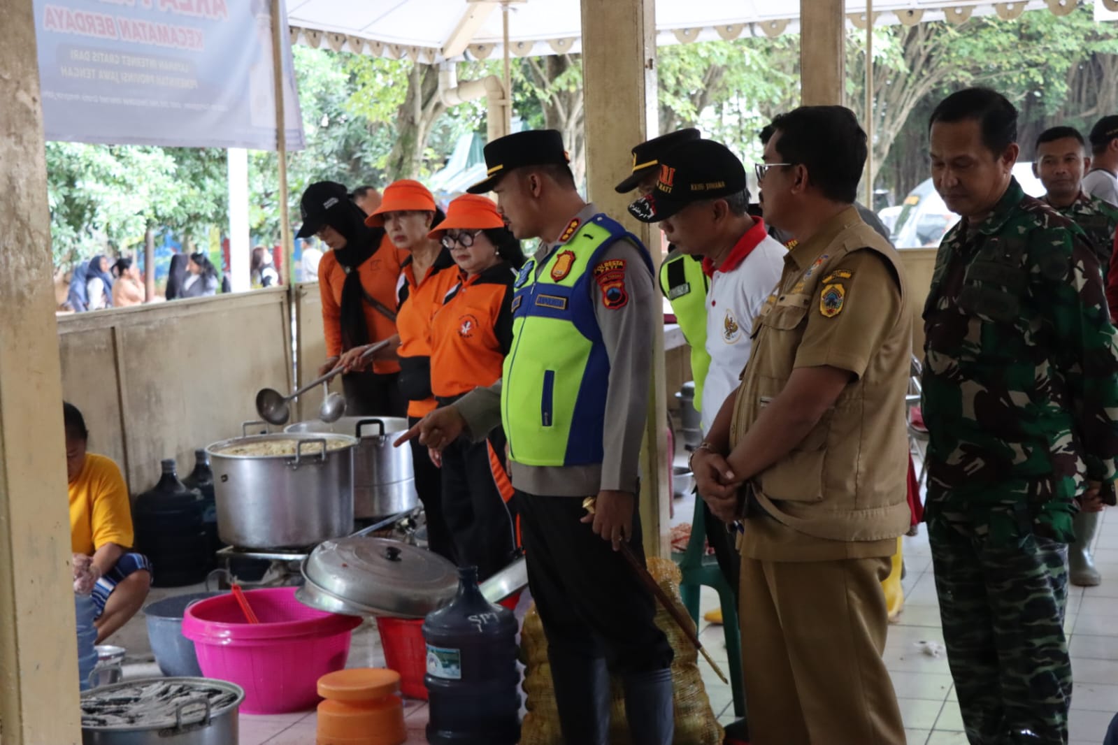 Kapolresta Pati bersama jajaran pejabat utama (PJU), Polsek Juwana, dan Bhayangkari meninjau langsung dapur umum yang berlokasi di Kecamatan Juwana, Kabupaten Pati, Senin (19/1/2026).