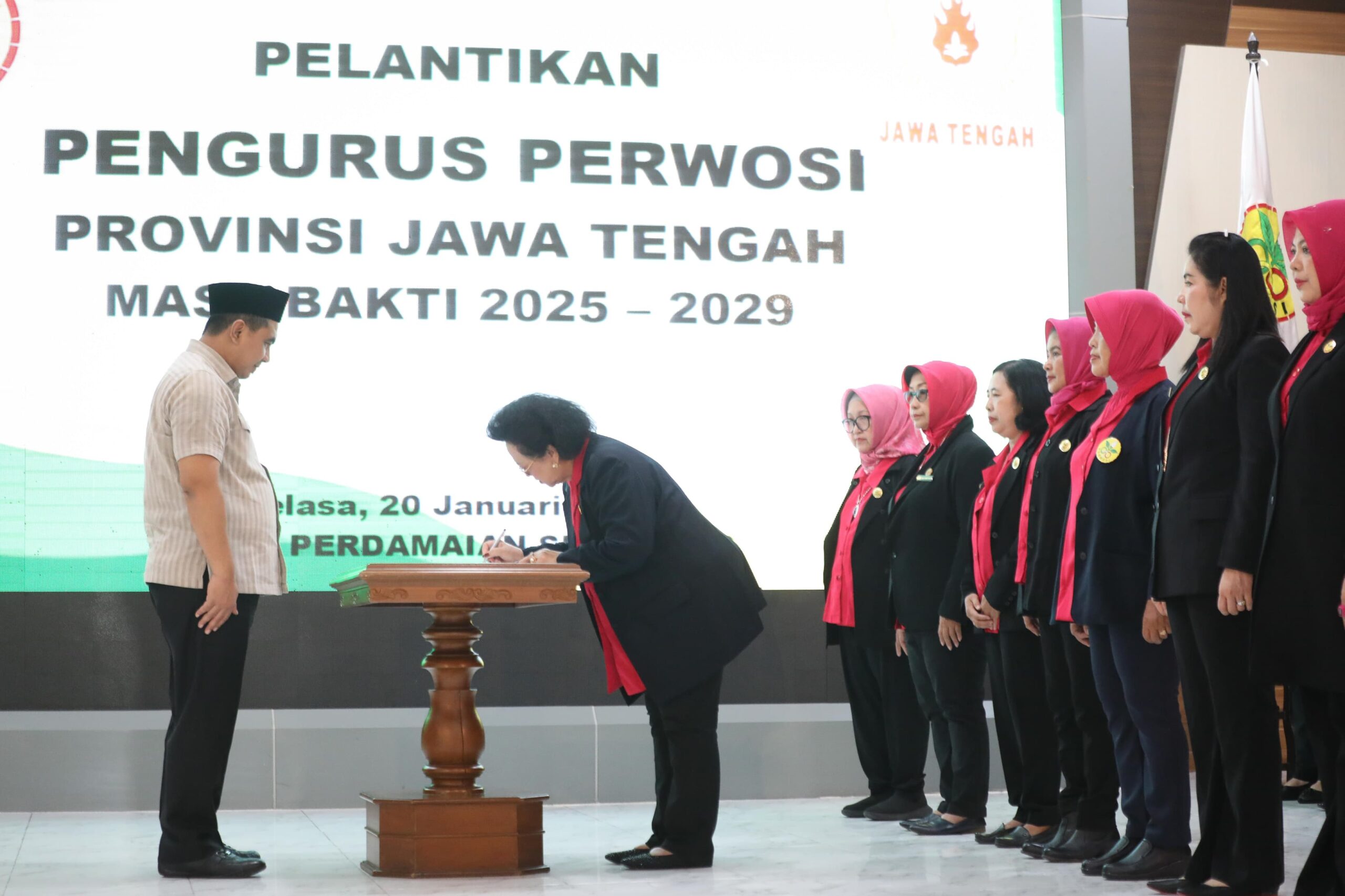 Wakil Gubernur Jawa Tengah, Taj Yasin melantik pengurus Persatuan Wanita Olahraga Seluruh Indonesia (Perwosi) Jawa Tengah periode 2025 - 2029 di Wisma Perdamaian, Kota Semarang pada Selasa, 20 Januari 2026.