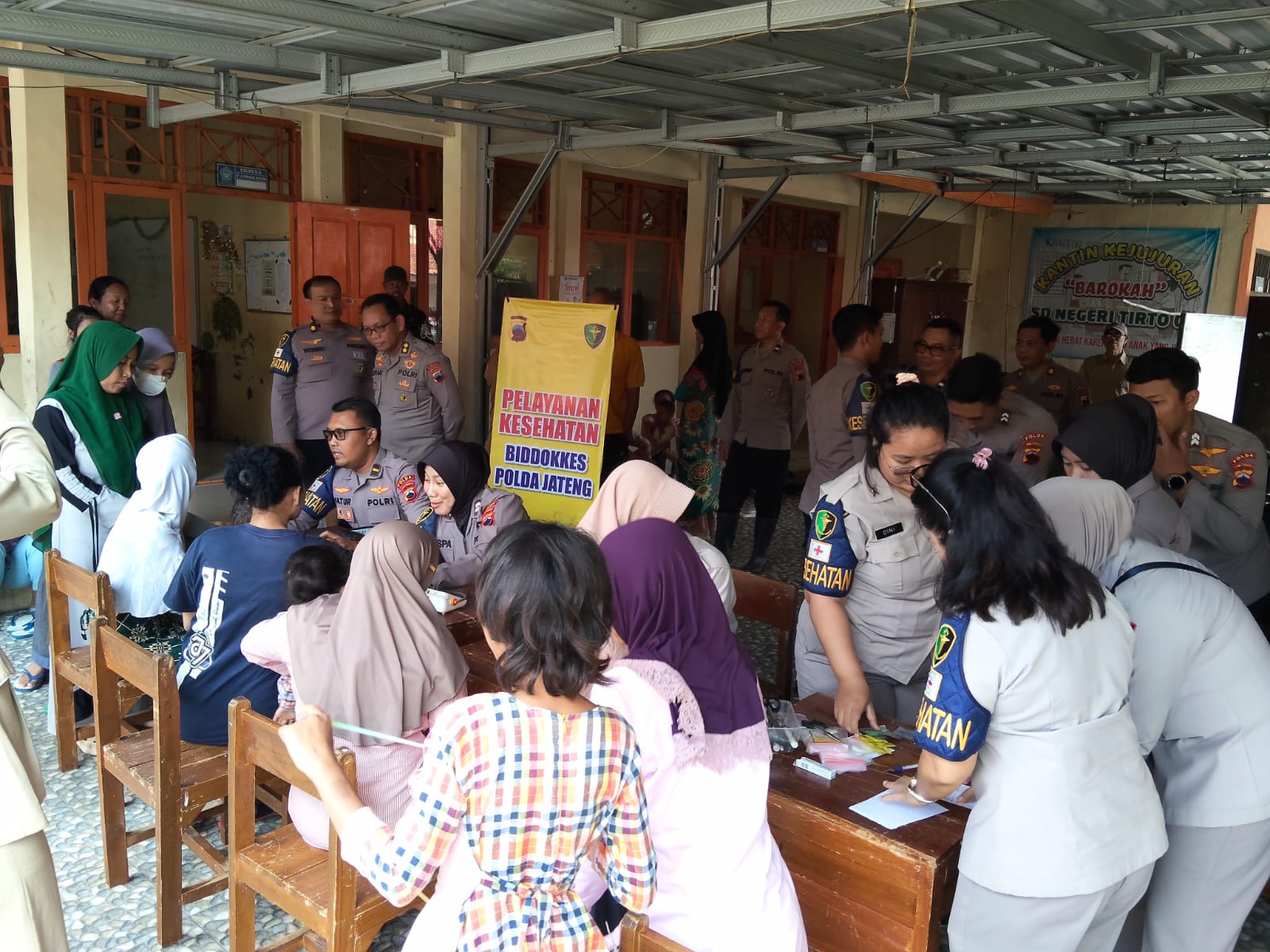 Warga Pengungsi Banjir Pekalongan Alami Gangguan Kesehatan, Dokkes Polda Jateng Beri Pelayanan Kesehatan Gratis