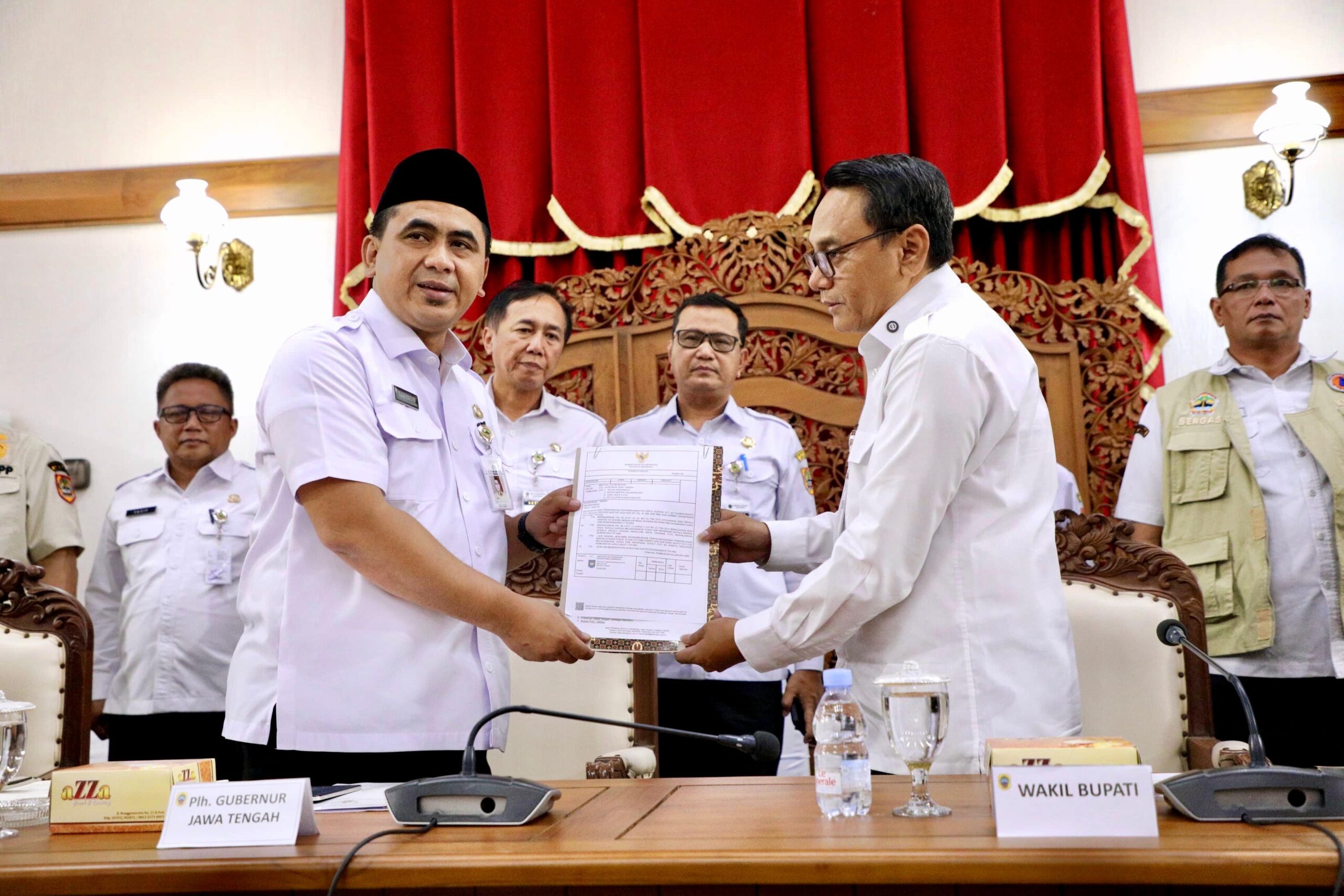 Wakil Gubernur Jawa Tengah, Taj Yasin menyerahkan surat penugasan kepada Wakil Bupati Pati, Risma Ardhi Chandra, resmi jadi Pelaksana Tugas (Plt) dan wewenang bupati, menyusul penetapan Bupati Sudewo sebagai tersangka oleh Komisi Pemberantasan Korupsi (KPK), di Pendopo Kabupaten Pati, Rabu 21 Januari 2026.