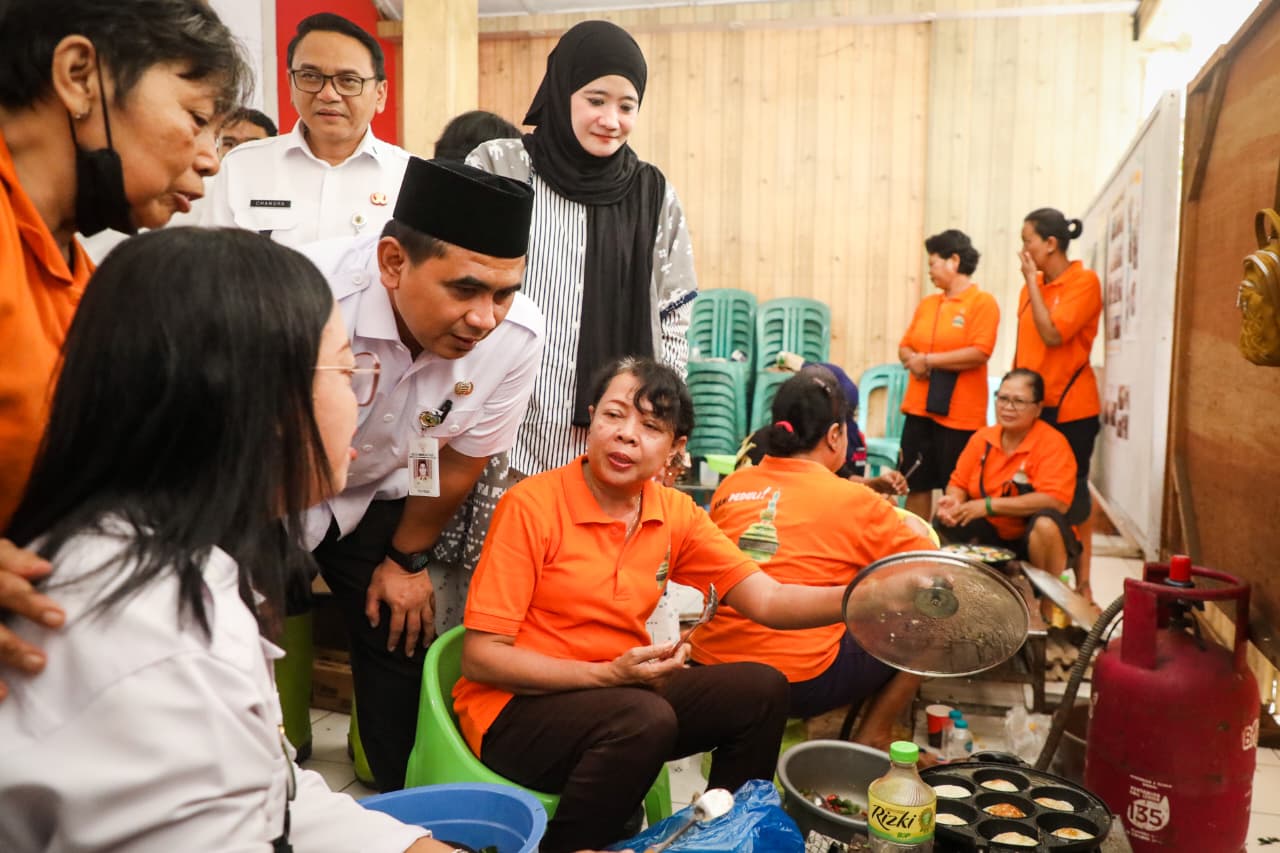 Wakil Gubernur Jateng, Taj Yasin saat meninjau pengungsian banjir di Kabupaten Pati, Rabu 21 Januari 2026.