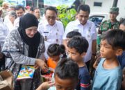 Kunjungi Korban Banjir Juwana, Nawal Yasin Bagikan Susu dan Buku untuk Anak-Anak