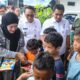 Warga korban banjir di Kecamatan Juwana Kabupaten Pati antusias menyambut kedatangan Ketua Tim Penggerak PKK Jawa Tengah sekaligus Bunda PAUD Jateng, Nawal Arafah Yasin, Rabu (21/1/2026). Senyum mengembang dari anak-anak, karena mendapat susu dan buku.