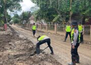 Banjir Mulai Surut, Polisi Pati Bersama Warga Mulai Bersihkan Lumpur di Desa Dengkek