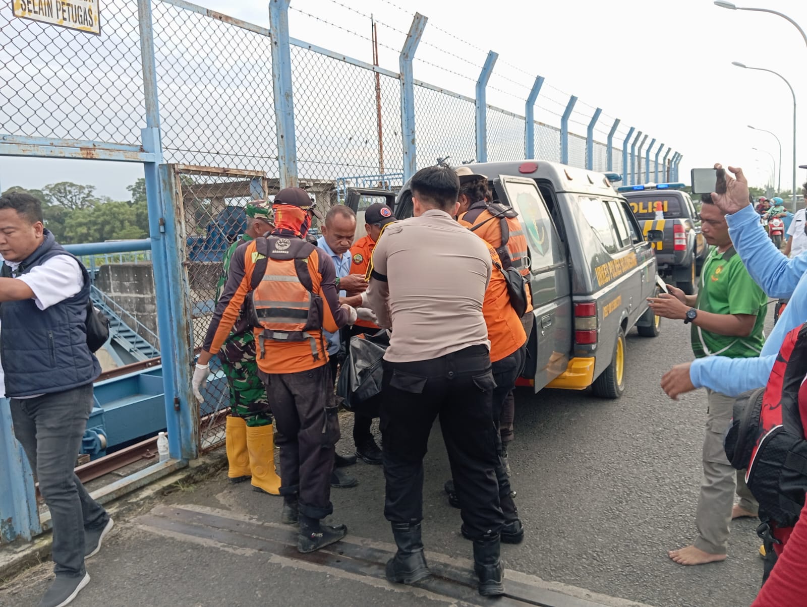 Basarnas dan tim SAR gabungan berhasil mengevakuasi seorang warga lanjut usia bernama gami (76) yang tenggelam di sungai Bengawan solo, yang diketahui tenggelam di Sungai Bengawan Solo, Dusun Ngandong RT 01/RW 04 Desa Ngeblak, Kecamatan Kradenan, Kabupaten Blora.