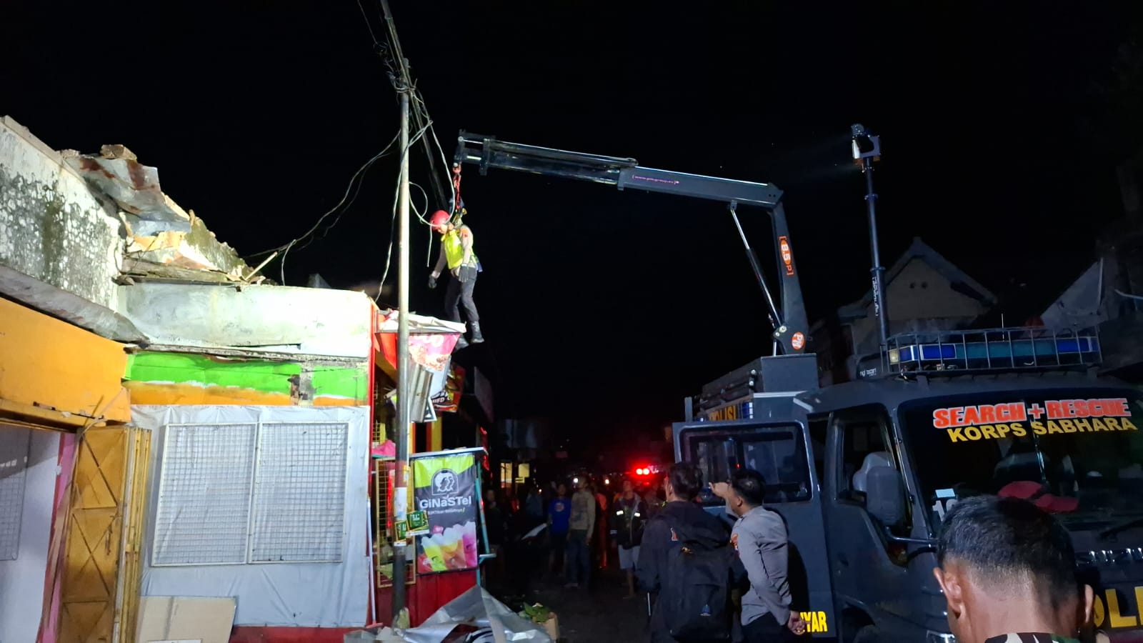 Kabagops Polres Karanganyar Kompol Dudi Pramudia dan Pamapta Polres Karanganyar Ipda Rois beserta personel Sat Samapta bergerak cepat mendatangi Tempat Kejadian Perkara (TKP) guna mengamankan lokasi, membantu warga, serta memastikan situasi tetap kondusif.