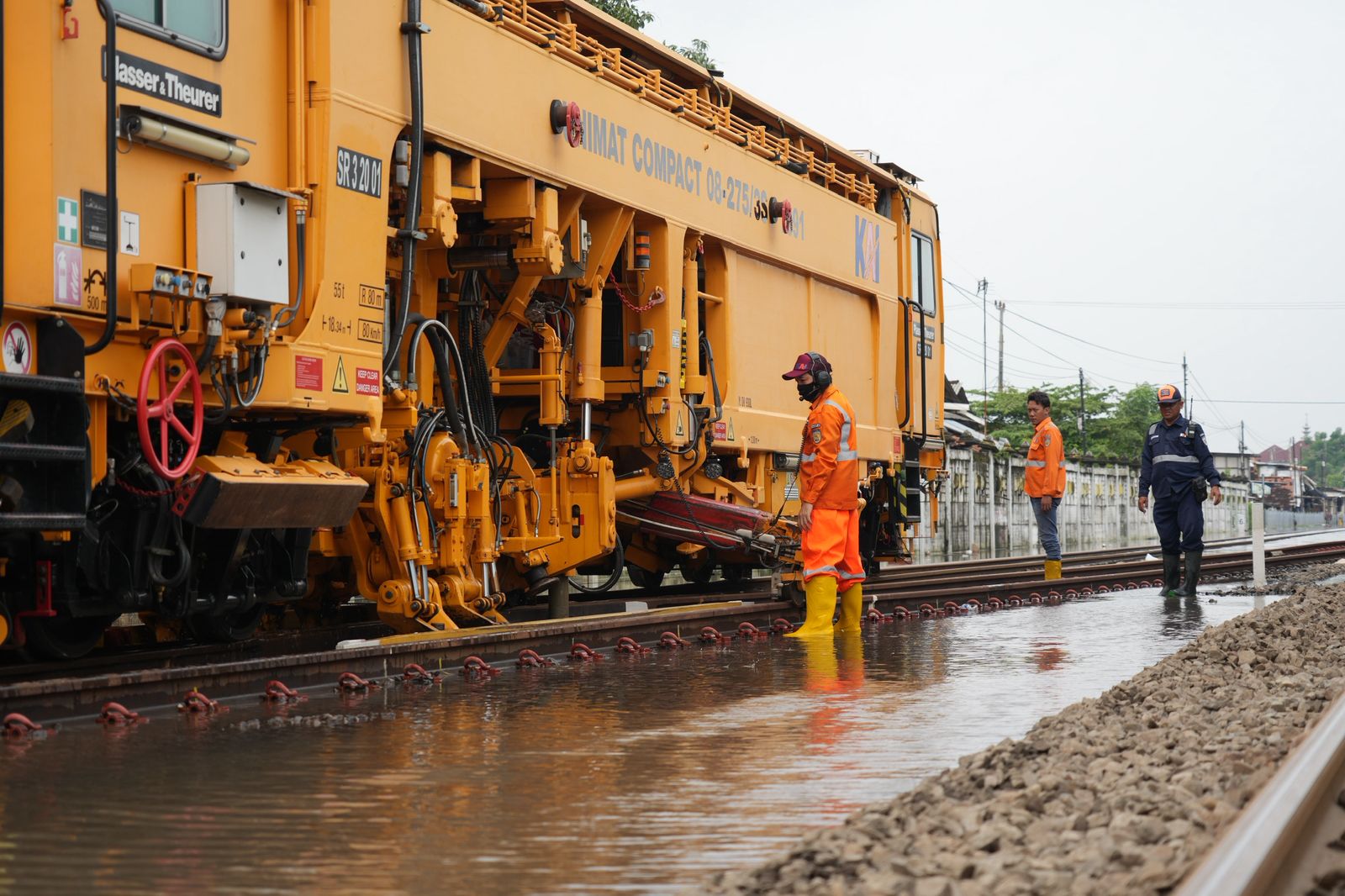 PT KAI Daop 4 Semarang terus melakukan upaya percepatan normalisasi jalur kereta api pada petak jalan Stasiun Pekalongan - Sragi tepatnya di KM 88. Hingga Kamis (22/1), jalur tersebut tetap dapat dilalui kereta api dengan kecepatan terbatas maksimal 40 km/jam dan tidak terdapat pembatalan perjalanan KA.