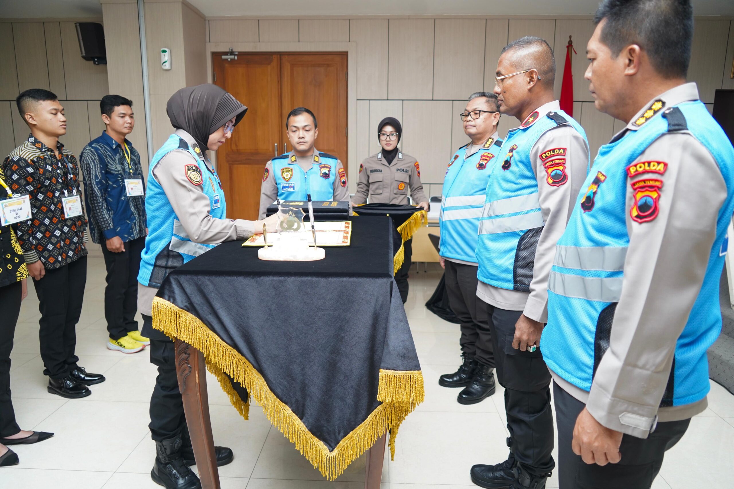 Penandatanganan Pakta Integritas dalam rangka seleksi penerimaan siswa Sekolah Inspektur Polisi Sumber Sarjana (SIPSS) Tahun Anggaran 2026. Kegiatan tersebut berlangsung di Aula Lantai 2 Mapolda Jateng, Kamis (22/1/2026) ini diikuti oleh 43 orang peserta seleksi.