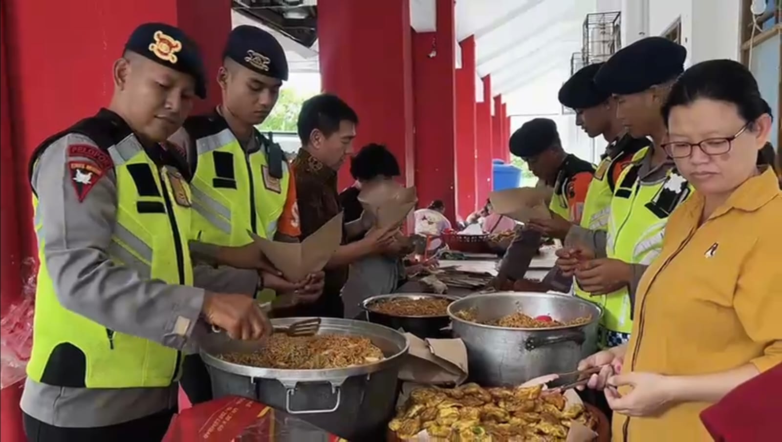 Satbrimob Polda Jawa Tengah membuka dapur lapangan serta mendistribusikan air bersih bagi warga yang terdampak banjir di wilayah Kota dan Kabupaten Pekalongan.