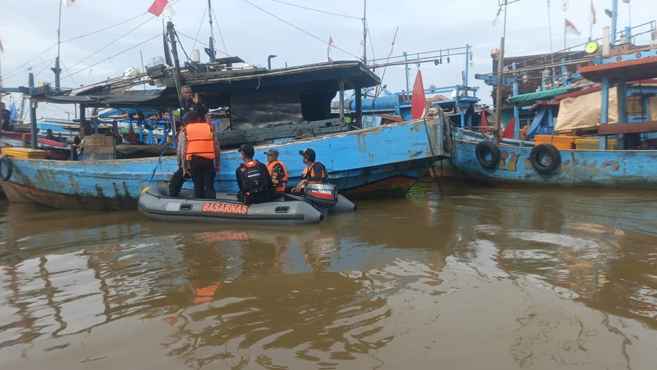 Basarnas melalui Unit Siaga SAR Rembang bersama tim SAR gabungan tengah melakukan pencarian terhadap dua orang nelayan yang dilaporkan tenggelam akibat perahu terbalik di Perairan Banyutowo, Kecamatan Dukuhseti, Kabupaten Pati.