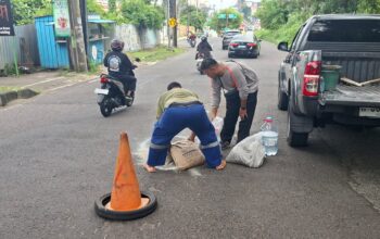 Satpol PP Kota Semarang bergerak cepat mencegah potensi terjadinya kecelakaan di Jalan Gombel Lama.