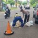 Satpol PP Kota Semarang bergerak cepat mencegah potensi terjadinya kecelakaan di Jalan Gombel Lama.