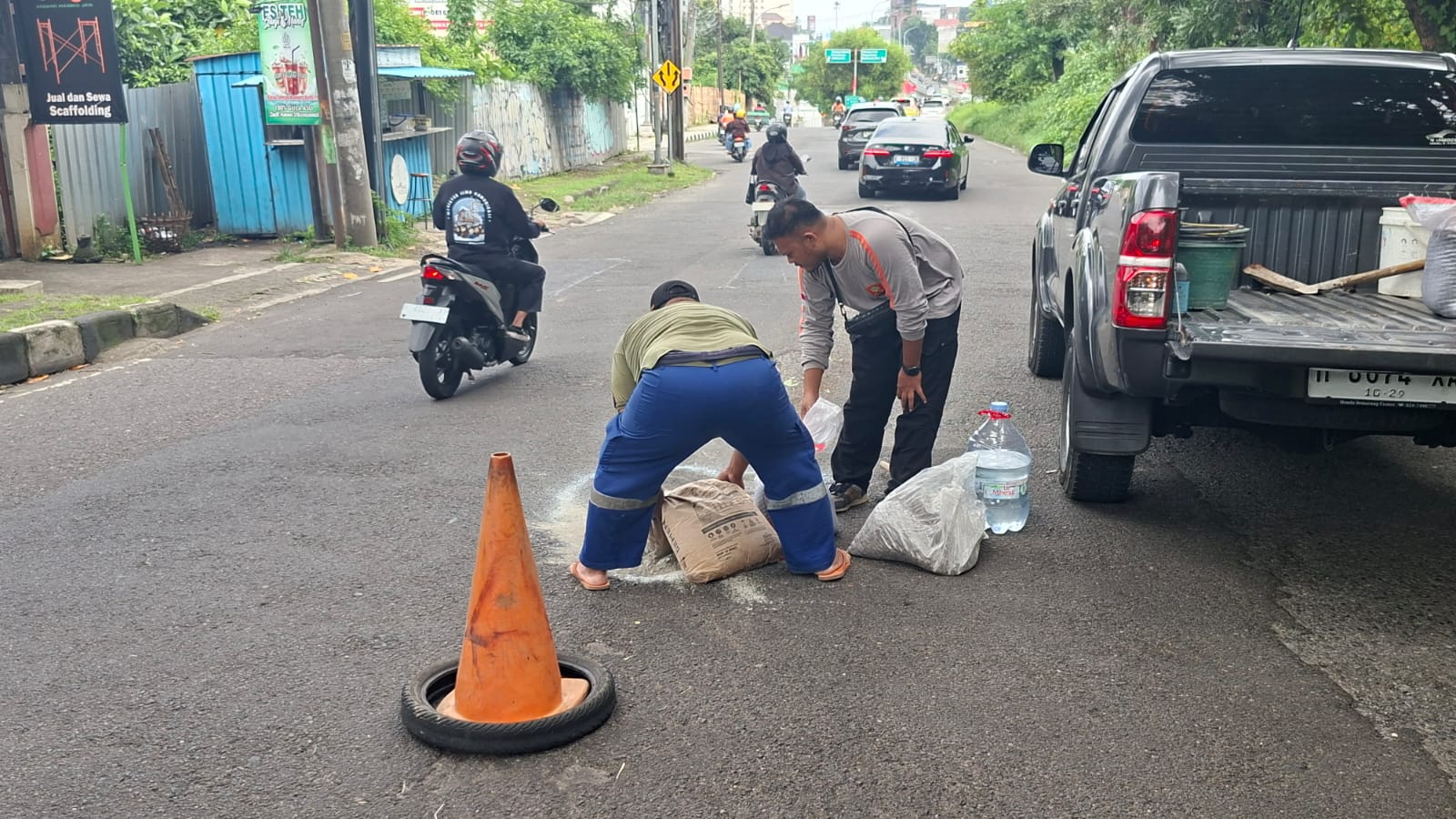 Satpol PP Kota Semarang bergerak cepat mencegah potensi terjadinya kecelakaan di Jalan Gombel Lama.