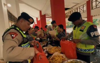 Brimob Polda Jateng Antar Ribuan Porsi Makanan ke Warga Terdampak Bencana di Kota Pekalongan