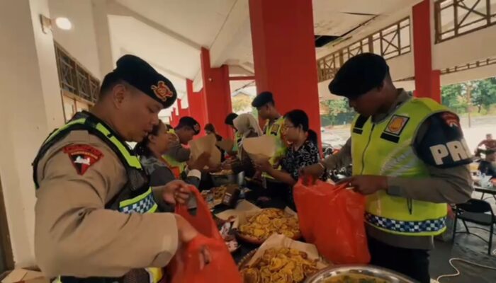 Brimob Polda Jateng Antar Ribuan Porsi Makanan ke Warga Terdampak Bencana di Kota Pekalongan