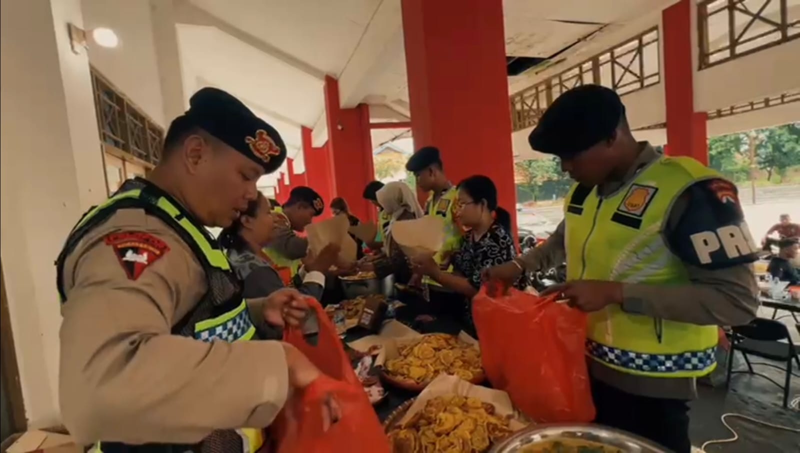 Tim Dapur Lapangan Batalyon B Pelopor Satbrimob Polda Jateng melaksanakan kegiatan tanggap bencana di wilayah Kota Pekalongan.
