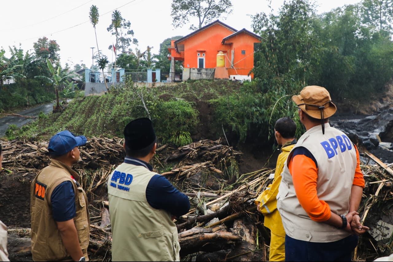 Wakil Gubernur Jawa Tengah, Taj Yasin Maimoen (Gus Yasin), meninjau langsung lokasi terparah dampak banjir bandang di kawasan Lereng Gunung Slamet, tepatnya di Desa Penakir, Kecamatan Pulosari, Kabupaten Pemalang.