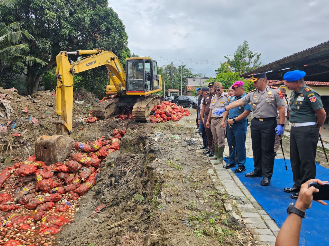 Kepolisian Resor Kota Besar (Polrestabes) Semarang melaksanakan pemusnahan barang bukti berupa bawang bombay ilegal yang tidak dilengkapi dokumen sah, Senin (26/1/2026). Kegiatan tersebut berlangsung sekitar pukul 09.00 WIB di Instalasi Karantina Hewan milik Balai Karantina Hewan, Ikan, dan Tumbuhan Jawa Tengah, Kelurahan Karangroto, Kecamatan Genuk, Kota Semarang.