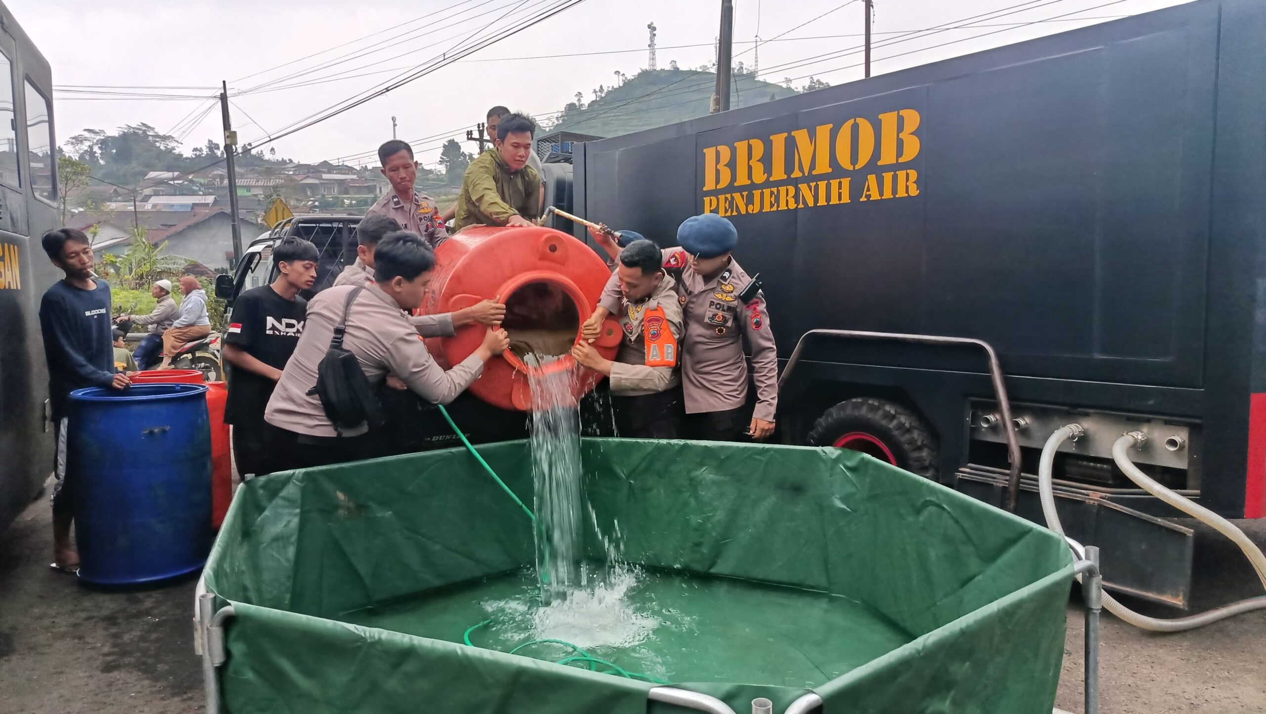 Polres Purbalingga mendirikan Posko Siaga Bencana di Desa Serang Kecamatan Karangreja, Kabupaten Purbalingga. Di posko tersebut dihadirkan mobil dapur lapangan dan penjernih air dari Satbrimob Polda Jateng.