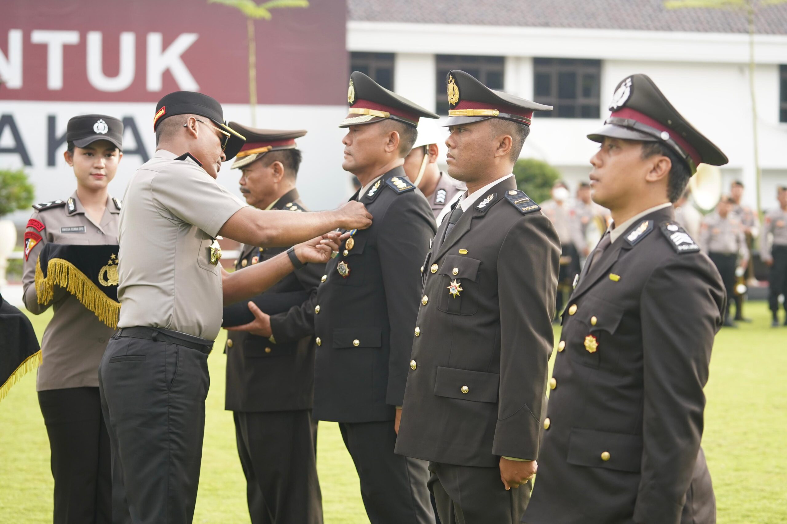 2.807 Personel Polda Jateng Terima Tanda Kehormatan Dari Presiden RI. Penyerahan tanda kehormatan tersebut dilaksanakan dalam sebuah upacara yang dipimpin Waka Polda Jateng, Brigjen Pol Latif Usman, di Mapolda Jateng pada Senin (26/1/2026) pagi. Upacara serupa juga dilaksanakan secara serentak di seluruh Polres jajaran terhadap personel di masing-masing wilayah.