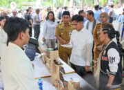 Wakil Presiden RI, Gibran Rakabuming Raka bersama Wakil Gubernur Jawa Tengah, Taj Yasin Maimoen membangun keakraban dengan para mahasiswa saat kunjungan dj Universitas Kristen Satya Wacana (UKSW) Salatiga, Senin, 26 Januari 2026.