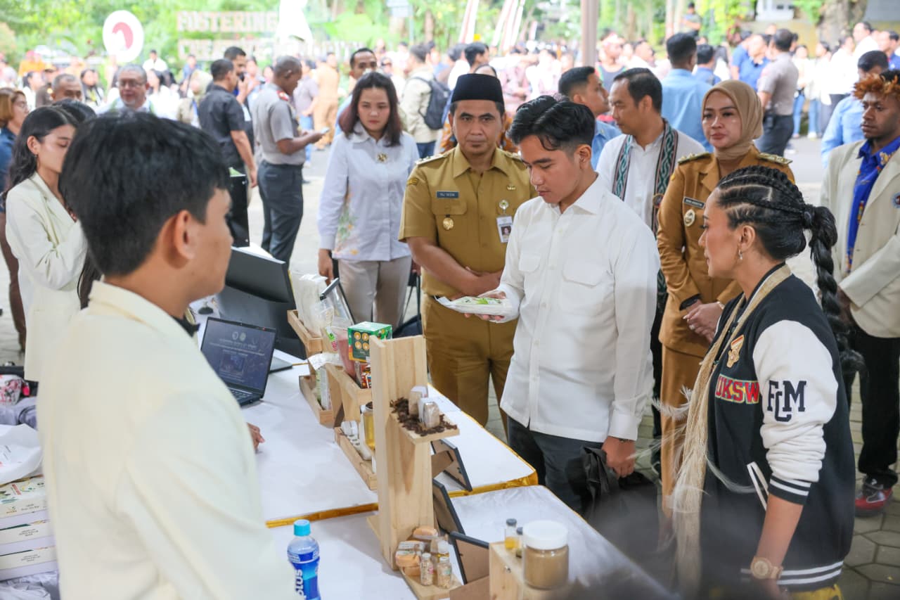 Wakil Presiden RI, Gibran Rakabuming Raka bersama Wakil Gubernur Jawa Tengah, Taj Yasin Maimoen membangun keakraban dengan para mahasiswa saat kunjungan dj Universitas Kristen Satya Wacana (UKSW) Salatiga, Senin, 26 Januari 2026.