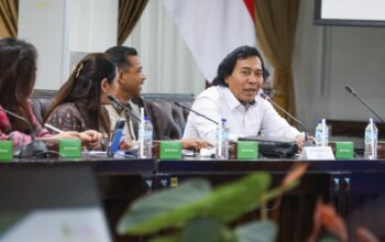 Komite II Dewan Perwakilan Daerah (DPD) Republik Indonesia. Komite II pun menyambangi Pemerintah Provinsi Jawa Tengah untuk menggali masukan dalam rangka penyusunan Rancangan Undang-undang Perubahan Ketiga atas UU Nomor 19 Tahun 2013 tentang Perlindungan dan Pemberdayaan Petani. Pada rapat dengar pendapat di Gedung B Lantai 5 Kantor Gubernur Jawa Tengah, Senin, 26 Januari 2026, rombongan Komite II DPD RI diterima Asisten Pemerintahan dan Kesejahteraan Rakyat Iwanuddin Iskandar serta Kepala OPD terkait.
