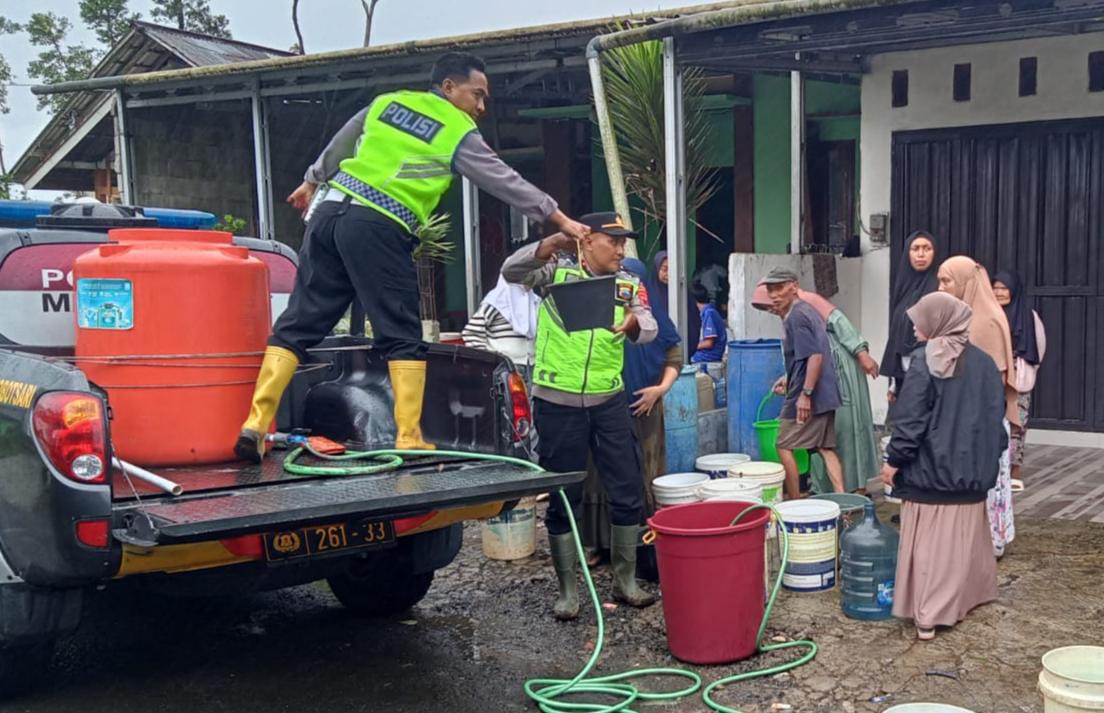 Polres Purbalingga mengerahkan seluruh kendaraan dinas milik polsek jajaran untuk membantu distribusi air bersih ke wilayah terdampak bencana banjir bandang di wilayah Kecamatan Mrebet dan Kecamatan Karangreja, Kabupaten Purbalingga.