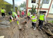 Pleton Siaga Bhayangkara Polres Purbalingga Bantu Bersihkan Rumah Warga Terdampak Banjir di Desa Sangkanayu