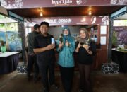 Ketua Dewan Kerajinan Nasional Daerah (Dekranasda) Provinsi Jawa Tengah, Nawal Arafah Yasin, di Pusat UMKM Desa Wisata Dukungwaringin, Kecamatan Dawe, Kabupaten Kudus.