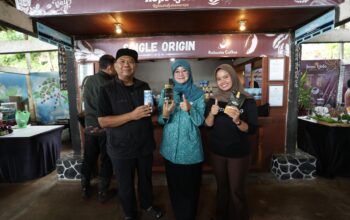 Ketua Dewan Kerajinan Nasional Daerah (Dekranasda) Provinsi Jawa Tengah, Nawal Arafah Yasin, di Pusat UMKM Desa Wisata Dukungwaringin, Kecamatan Dawe, Kabupaten Kudus.