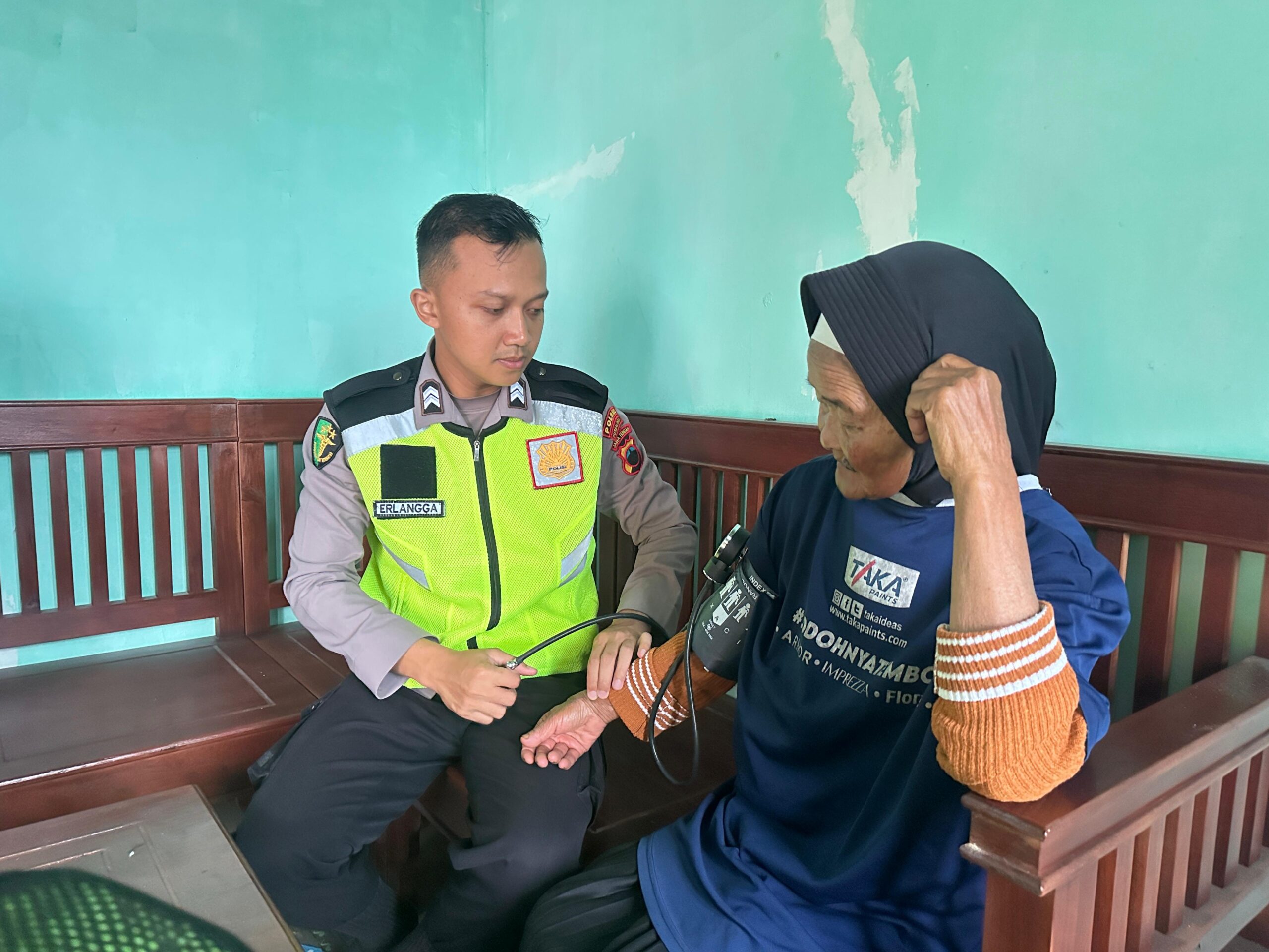 Tim Kedokteran dan Kesehatan (Dokkes) Polres Purbalingga melakukan pemeriksaan kesehatan secara door to door kepada warga terdampak bencana alam di Dusun Gunung Malang, Desa Serang, Kecamatan Karangreja, Kabupaten Purbalingga.