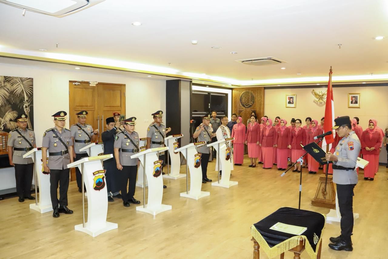 Polda Jawa Tengah kembali menggelar upacara serah terima jabatan sejumlah pejabat utama dan Kapolres jajaran. Dalam upacara sertijab yang dilaksanakan pada hari Kamis (29/1/2026) pagi di ruang kerjanya, Kapolda Jateng Irjen Pol Ribut Hari Wibowo memimpin upacara Serah Terima Jabatan bagi Kabiddokkes dan tiga Kapolres jajaran.