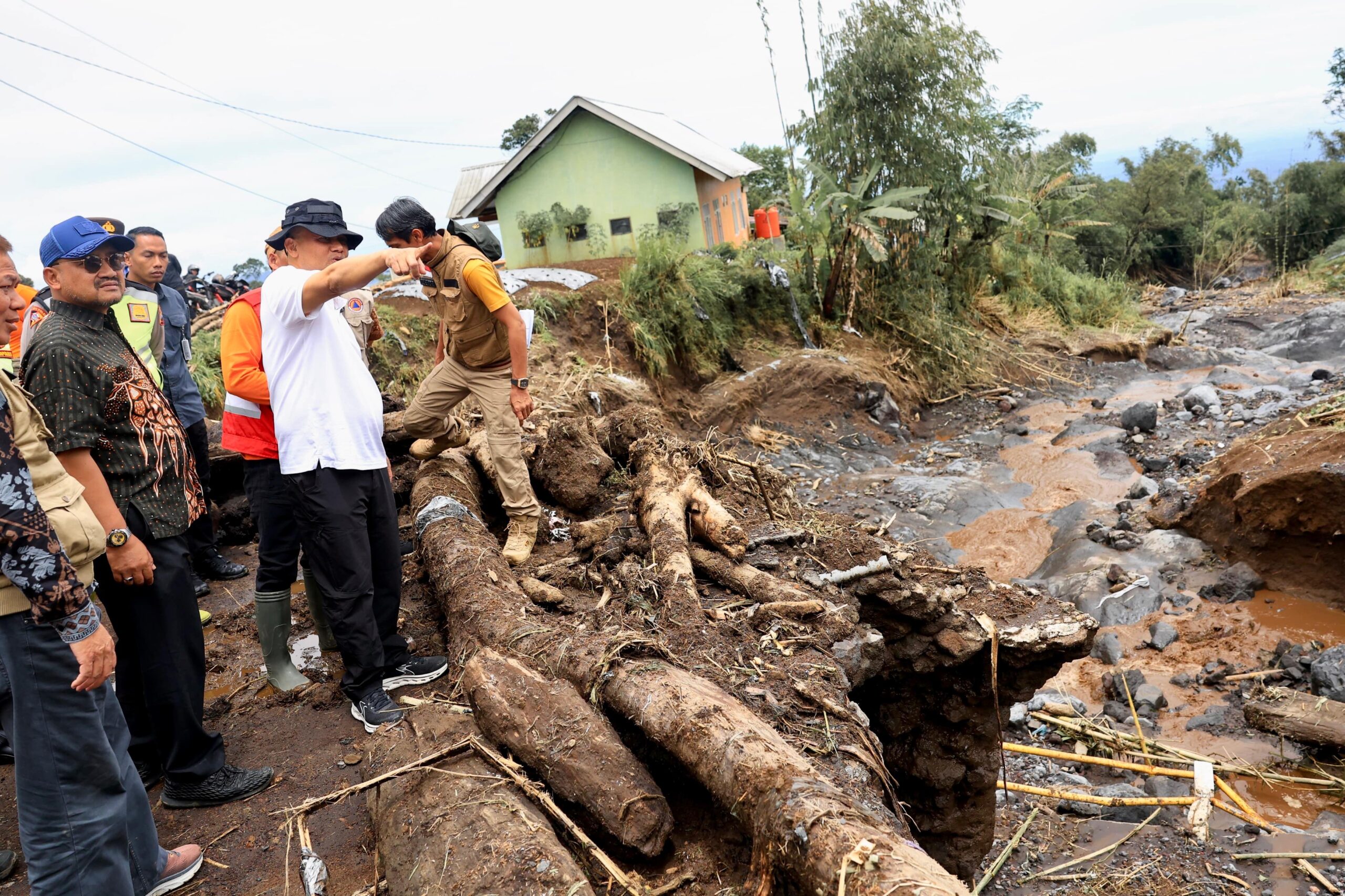 Gubernur Jawa Tengah, Ahmad Luthfi mengecek tindak lanjut penanganan bencana banjir dan tanah longsor di Kecamatan Pulosari, Kabupaten Pemalang, Jumat, 30 Januari 2026.
