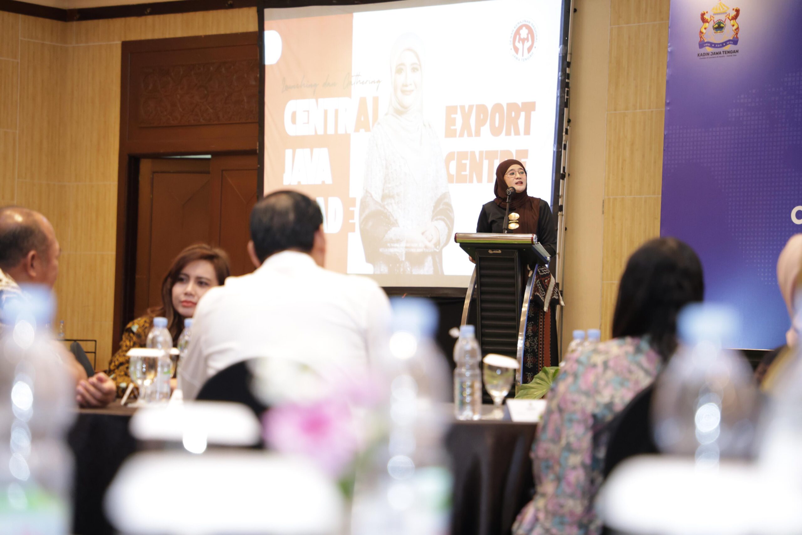 Rumah Bersama Ekspor Jawa Tengah atau Central Java Trade and Export Center (CJTEC) resmi diluncurkan, di Grand Candi Hotel Semarang, Jumat (30/1/2026). Peluncuran dilakukan oleh Ketua Dewan Kerajinan Nasional Daerah (Dekranasda) Jateng Nawal Arafah Yasin, Direktur Kadin Indonesia Trading House (ITH) Esther Mandagi, Ketua Kadin Jateng Harry Nuryanto, serta Koordinator CJTEC Syahnaz Nadya.