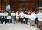 Bupati Sam’ani Salurkan Beras dan Bantuan Petani Pascabanjir