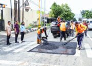 Bupati Kudus Sam’ani Intakoris bersama Wakil Bupati Bellinda Birton meninjau langsung perbaikan jalan di Ruas Jalan R. Agil Kusumadya, Selasa (20/1/2026).