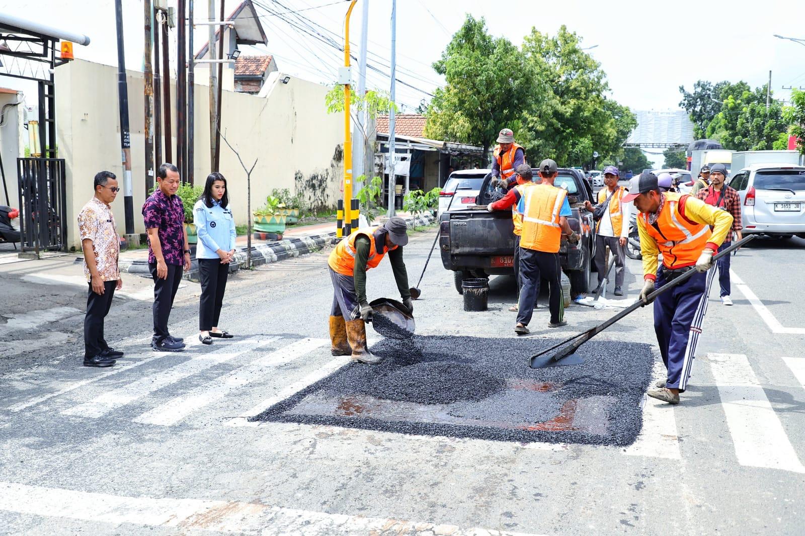 Bupati Kudus Sam’ani Intakoris bersama Wakil Bupati Bellinda Birton meninjau langsung perbaikan jalan di Ruas Jalan R. Agil Kusumadya, Selasa (20/1/2026).