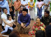 Pemerintah Kabupaten Kudus menunjukkan kepedulian terhadap pemulihan psikologis warga terdampak banjir, khususnya anak-anak, melalui kegiatan therapy healing di posko pengungsian. Bupati Kudus Sam’ani Intakoris bersama Wakil Bupati Kudus Bellinda Birton meninjau langsung kegiatan tersebut di Aula DPRD Kudus dan Balai Desa Jati Wetan, Senin (19/1/2026) malam. Dok Pemkab Kudus.