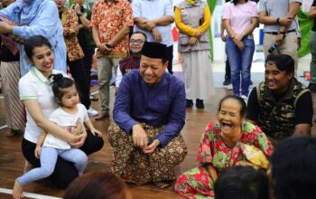 Pemerintah Kabupaten Kudus menunjukkan kepedulian terhadap pemulihan psikologis warga terdampak banjir, khususnya anak-anak, melalui kegiatan therapy healing di posko pengungsian. Bupati Kudus Sam’ani Intakoris bersama Wakil Bupati Kudus Bellinda Birton meninjau langsung kegiatan tersebut di Aula DPRD Kudus dan Balai Desa Jati Wetan, Senin (19/1/2026) malam. Dok Pemkab Kudus.