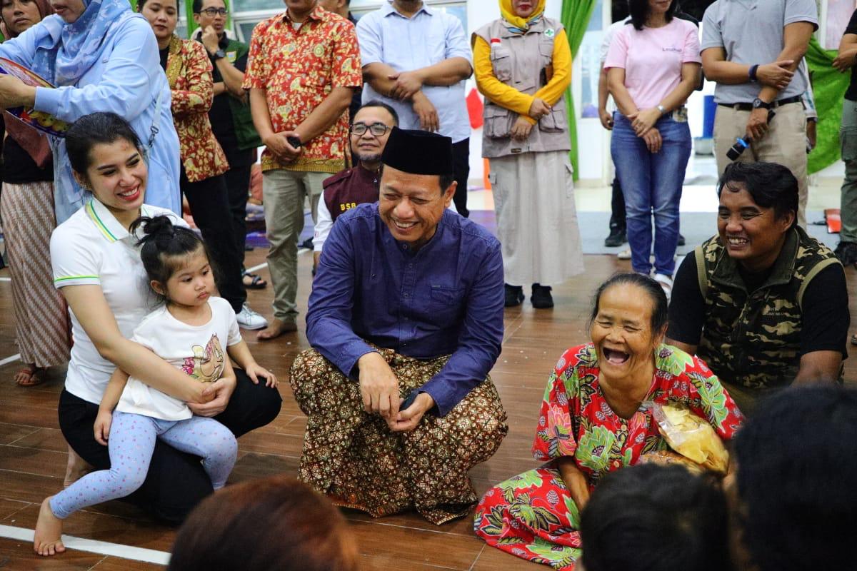 Pemerintah Kabupaten Kudus menunjukkan kepedulian terhadap pemulihan psikologis warga terdampak banjir, khususnya anak-anak, melalui kegiatan therapy healing di posko pengungsian. Bupati Kudus Sam’ani Intakoris bersama Wakil Bupati Kudus Bellinda Birton meninjau langsung kegiatan tersebut di Aula DPRD Kudus dan Balai Desa Jati Wetan, Senin (19/1/2026) malam. Dok Pemkab Kudus.