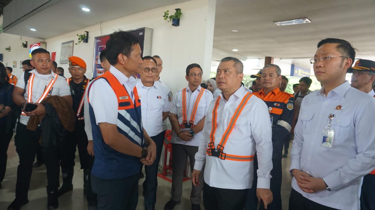 Menteri Perhubungan Republik Indonesia, Dudy Purwagandhi, melakukan pengecekan langsung terhadap sejumlah titik perlintasan dan jalur kereta api di Kota Pekalongan yang sempat tergenang banjir, Rabu (21/1/2026).