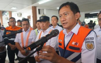 Dirut PT KAI, Bobby Rasyidin saat mendampingi kunjungan kerja Menteri Perhubungan RI, Dudy Purwagandhi ke Kota Pekalongan, Rabu (21/1/2026).dok Pemkot Pekalongan