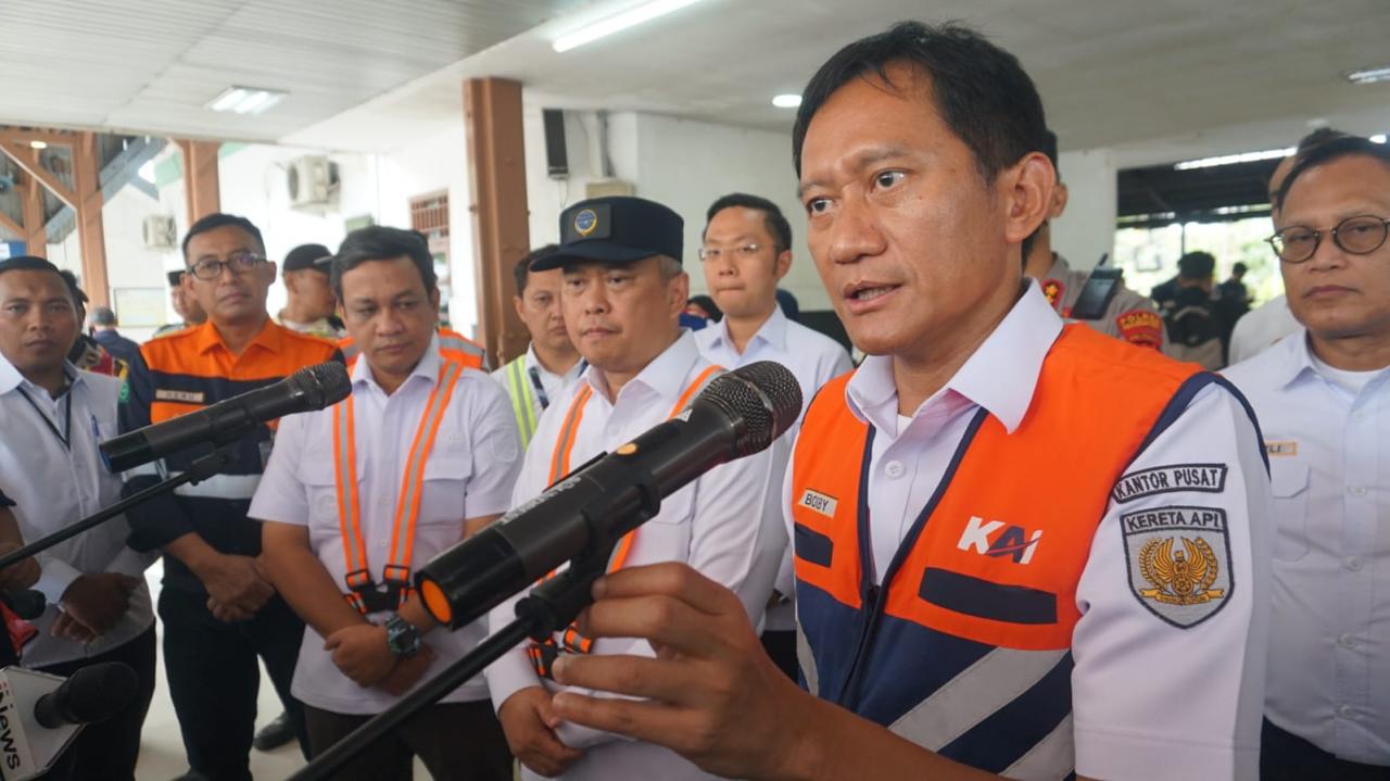 Dirut PT KAI, Bobby Rasyidin saat mendampingi kunjungan kerja Menteri Perhubungan RI, Dudy Purwagandhi ke Kota Pekalongan, Rabu (21/1/2026).dok Pemkot Pekalongan