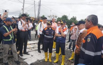 Wali Kota Pekalongan, HA Afzan Arslan Djunaid atau yang akrab disapa Aaf, jajaran Kementerian Perhubungan, serta Direksi PT KAI. Peninjauan difokuskan pada jalur kereta api di kilometer 88+900 hingga 89+100 yang sempat terendam banjir akibat intensitas hujan tinggi sejak pertengahan Januari.