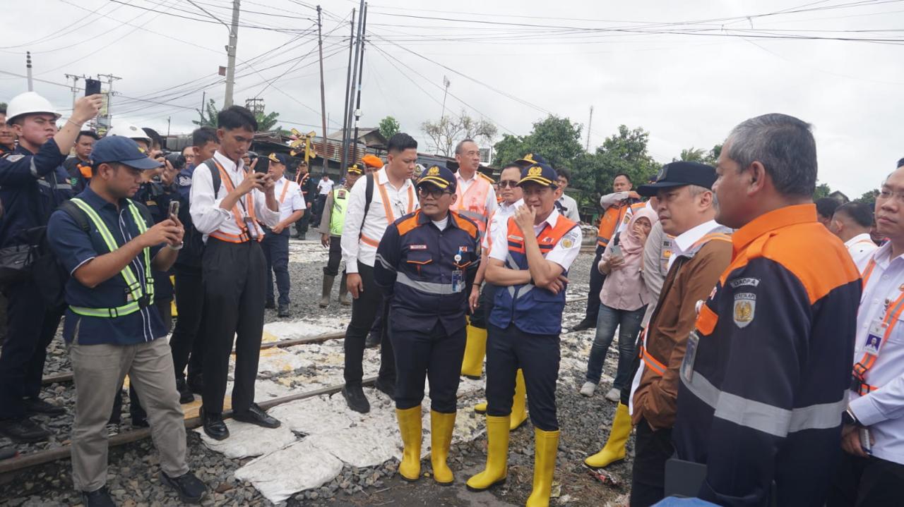 Wali Kota Pekalongan, HA Afzan Arslan Djunaid atau yang akrab disapa Aaf, jajaran Kementerian Perhubungan, serta Direksi PT KAI. Peninjauan difokuskan pada jalur kereta api di kilometer 88+900 hingga 89+100 yang sempat terendam banjir akibat intensitas hujan tinggi sejak pertengahan Januari.
