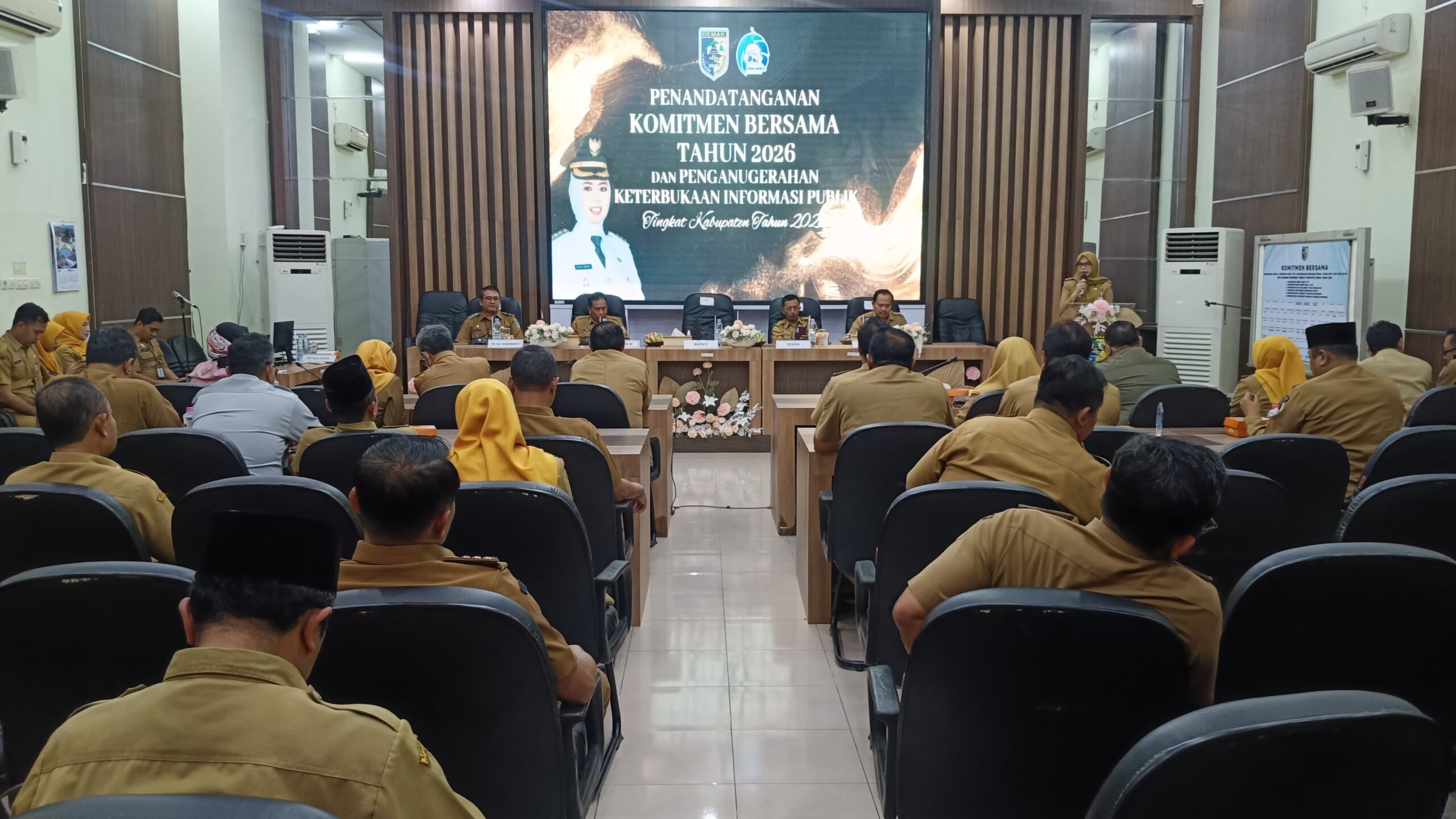 Bupati Demak Eisti’anah bersama Pejabat Pemerintah Kabupaten Demak menandatangani komitmen bersama. Penandatanganan tersebut merupakan bentuk keseriusan para pimpinan perangkat Daerah terhadap program dan pelaksanaan Smart City, SP4N Lapor, Satu Data, Pemerintah Digital (SPBE), Keterbukaan Informasi Publik dan Keamanan Informasi di Kabupaten Demak.