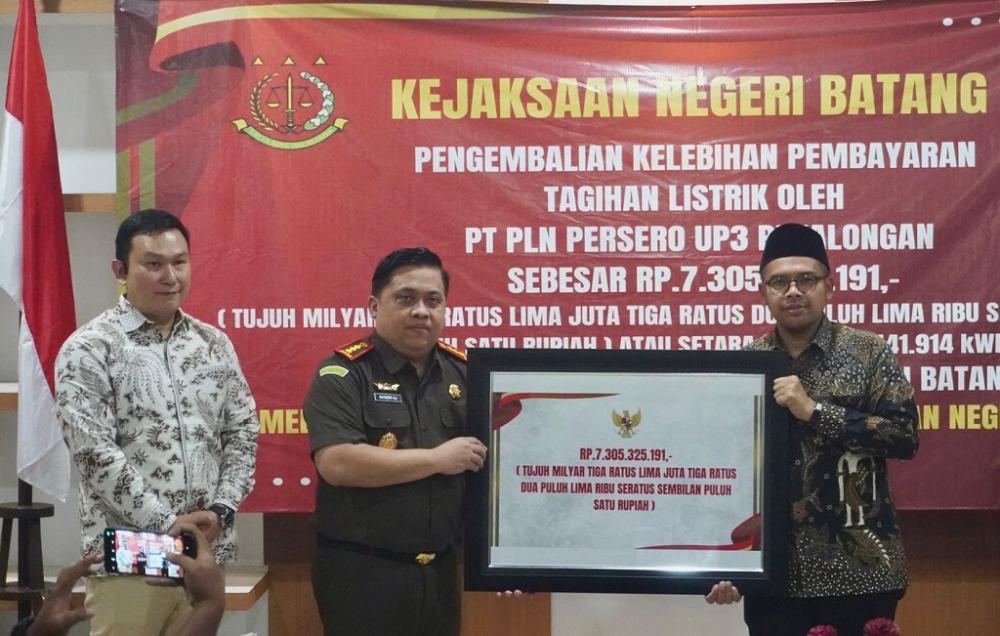 PT PLN (Persero) UP3 Pekalongan mengembalikan kelebihan pembayaran tagihan listrik sebesar Rp7.305.325.191,00 atau setara 4.441.914 kWh kepada Pemerintah Kabupaten Batang. Pengembalian tersebut difasilitasi oleh Kejaksaan Negeri (Kejari) Batang dan dilaksanakan di Aula Kejari Batang, Kabupaten Batang, Kamis (5/2/2026).